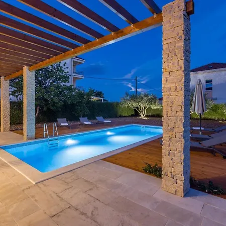 Villa Trogir 特罗吉尔