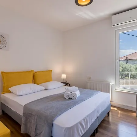 Villa Trogir 特罗吉尔