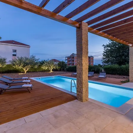 Villa Trogir 特罗吉尔