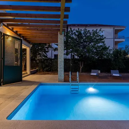 Villa Trogir 特罗吉尔